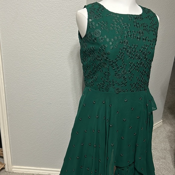 Kurta kameez sleeveless top. Emerald Green 2 piece thread embroidery. Sharara S - Picture 3 of 17